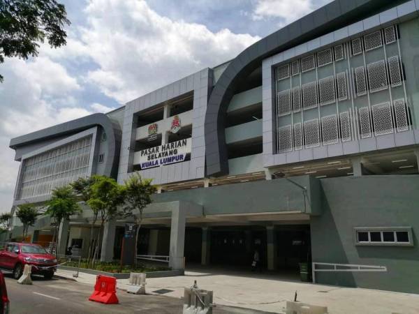 Pasar Harian Selayang Kuala Lumpur dekat sini yang memulakan operasi perniagaan sepenuhnya di bangunan baharu mulai semalam menyediakan persekitaran lebih bersih, moden dan selesa kepada peniaga dan pengunjung.