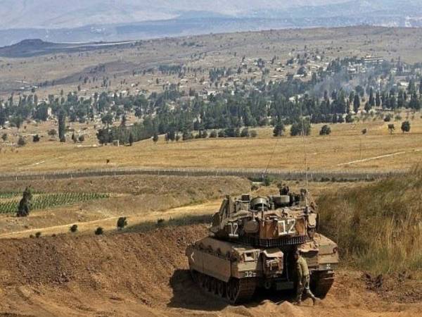 Gambar fail menunjukkan sebuah kereta kebal tentera rejim Zionis mengawal sempadan Israel dengan Syria di Bukit Golan. - Foto AFP