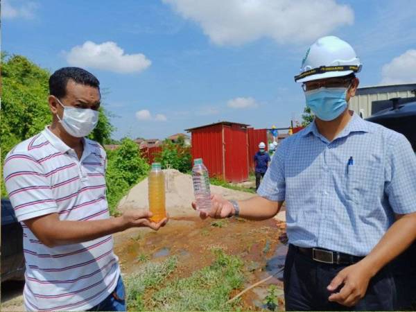 Kakitangan Syarikat NR Chemical & Organic Industri (M) Sdn Bhd menunjukkan kualiti air yang dibekalkan kepada penduduk.