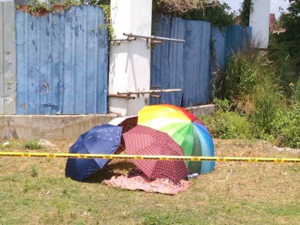 Mayat dijumpai ditutup dengan kain batik dan payung dalam kejadian di kaki lima berhampiran tangki air di persimpangan lampu isyarat sebuah kompleks beli-belah di Lembah Sireh, Kota Bharu pada Rabu.