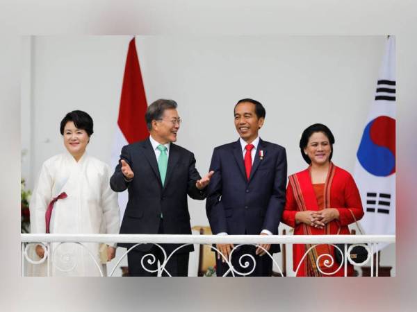 Presiden Indonesia, Joko Widodo (dua dari kanan) dan Presiden Korea Selatan, Moon Jae-in pada pertemuan ketika lawatan Moon Jae-in di Indonesia pada 2017. - Foto Fail Reuters