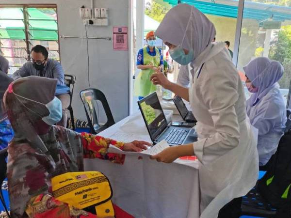 Unit Bergerak Vaksinasi daerah Padang Terap telah turun ke Rumah Orang Tua Jagaan Islam di Kampung Padang Nyior untuk memberikan vaksin kepada warga emas pada Rabu.