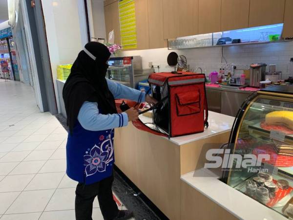 Tugas sebagai penghantar barang tidak mudah, namun Siti Rafiah gembira dengan pekerjaan yang dilakukannya.