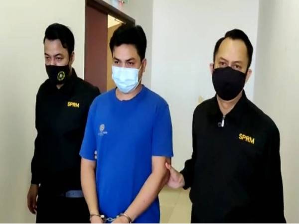 Mohd Nizam dibawa anggota SPRM ke Mahkamah Sesyen Shah Alam pada Khamis.