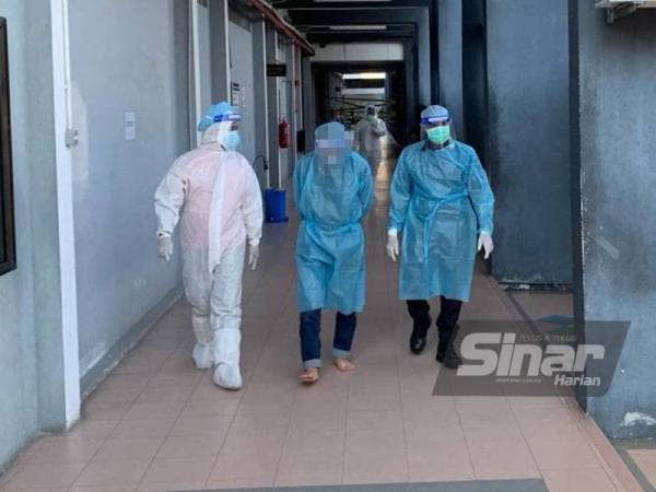 Tertuduh (tengah) mengaku tidak bersalah dan minta dibicarakan atas 100 pertuduhan membabitkan 34 kes melakukan amang seksual ke atas dua kanak-kanak lelaki, sejak tahun lalu.