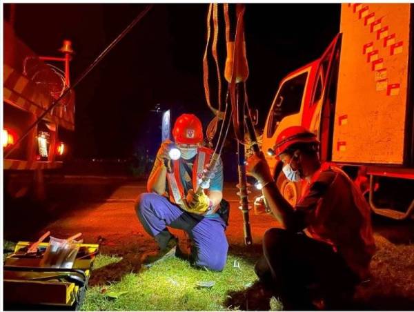 Pasukan pencawang dan pencantum kabel TNB sedang menjalankan kerja-kerja membaiki
sambungan kabel di Pantai Cenang, Langkawi pada 1 Jun 2021.