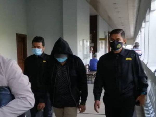 Mohd Hakimi (dua, kanan) didakwa di Mahkamah Sesyen Kuala Lumpur pada Khamis atas empat pertuduhan rasuah membabitkan suapan RM32,000 berhubung baucar bayaran, tujuh tahun lalu.