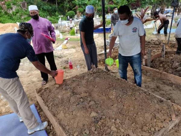 Jenazah empat mangsa lemas selamat dikebumikan di Taman Perkuburan Orang-Orang Islam Kampung Contoh, Putatan.