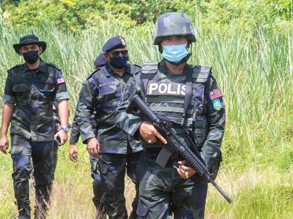 Penolong Pegawai Pemerintah PGA Batalion 8, DSP Ramesh A/l K Krishnan (tengah) bersama anggotanya tekun menjalankan rondaan dan memantau keadaan di sempadan bagi memastikan keselamatan negara terjamin daripada berlakunya sebarang jenayah rentas sempadan, penyeludupan dan penularan wabak Covid-19 di Pos Ibrahim Pencen hari ini.