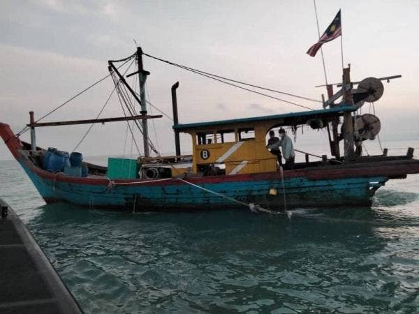 Salah sebuah bot nelayan yang ditahan selepas didapati melanggar syarat sah lesen ketika melakukan aktiviti perikanan berhampiran Pulau Talang. - Foto Maritim Perak