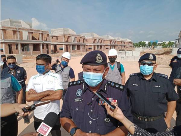 Baharudin ketika ditemui pemberita selepas Operasi Khas Pemantauan SOP PKP di beberapa tapak pembinaan di Setia Alam, pada Jumaat.