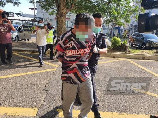 Tertuduh dibawa anggota polis ke Mahkamah Butterworth, pada Jumaat.