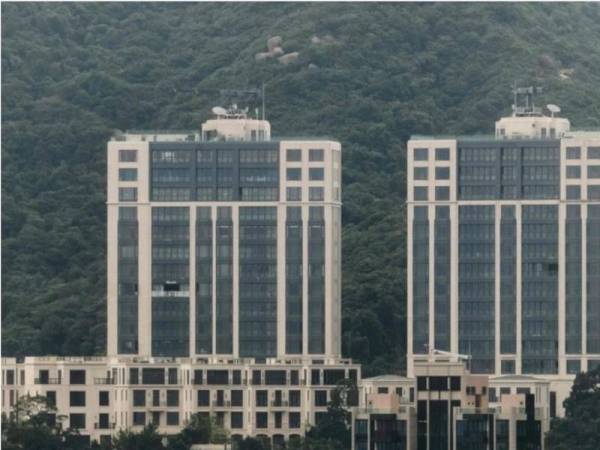 Gambar fail menunjukkan kawasan pembangunan apartmen mewah di The Peak, Hong Kong. - Foto AFP
