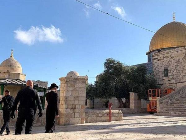 Seramai 215 pendatang Israel pada Khamis menyerbu pekarangan Masjid Al-Aqsa di Baitulmaqdis Timur yang diduduki.