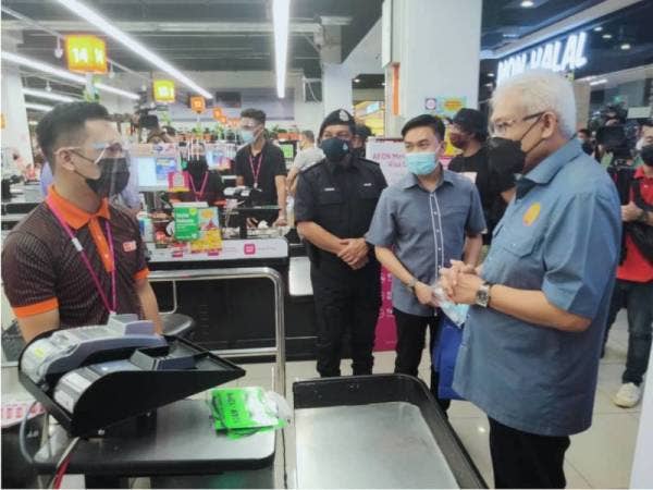 Hamzah (kanan) bersama pelbagai agensi di bawah KDN membuat pemantauan di Midvalley Megamall di Bangsar, pada Jumaat.