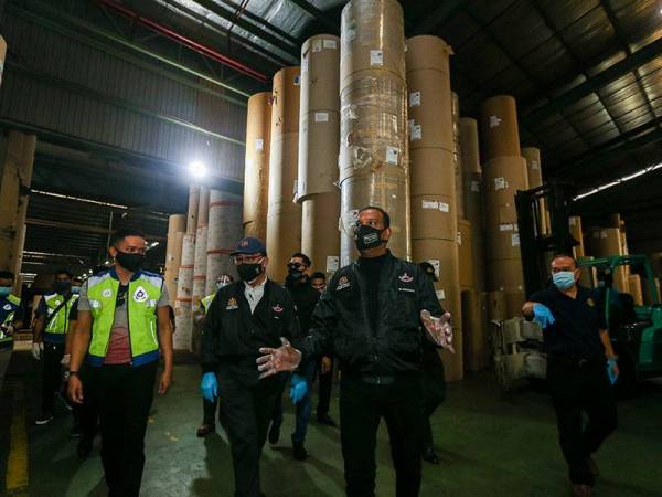 Saravanan meninjau operasi sebuah kilang kotak di Nilai pada Jumaat.