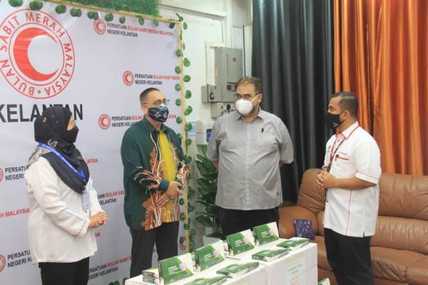 Dr Tengku Mohamed Faziharudean Datuk Tengku Feissal (dua, kiri) mendengar taklimat ringkas daripada pihak PKRC.