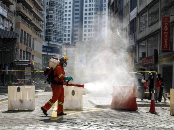 Operasi sanitasi awam bukanlah satu pembaziran, sebaliknya merupakan salah satu usaha bagi mencegah kebarangkalian jangkitan Covid-19 daripada merebak. -Foto Bernama
