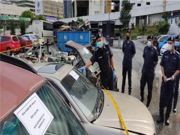Mohamad Fakhruddin menunjukkan antara kenderaan yang dirampas dalam serbuan di Desa Mentari, Petaling Jaya, pada Khamis.