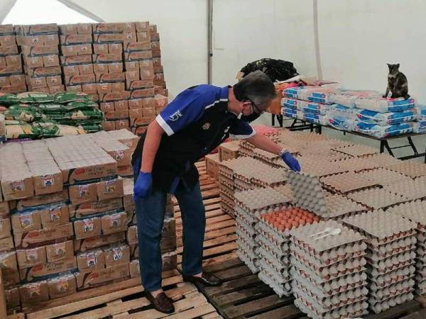 Kamarudin meninjau stok makanan yang disediakan untuk penduduk di PKPD Sri Penara.