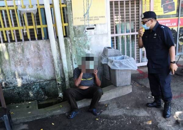 Raub memberikan pelitup muka percuma kepada lelaki yang kurang berkemampuan dan menasihatkannya supaya mematuhi SOP.