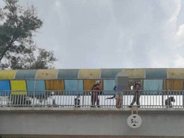 Anggota bomba berjaya menyelamatkan wanita berkenaan daripada terjun dari jejantas berhampiran sebuah sekolah di Pagoh.