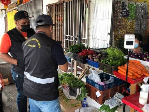 Pemeriksaan stok makanan basah dan kering di kedai runcit dalam kawasan PKPD.
