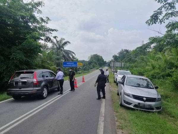 Empat individu dikompaun selepas didapati merentas negeri tanpa kebenaran di Jempol pada Sabtu.