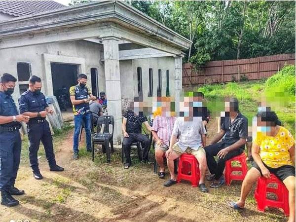 Antara 14 individu termasuk warga emas yang ditahan polis ketika leka bermain mahjong di sebuah rumah di Taman Resak Changlun di sini pada Sabtu