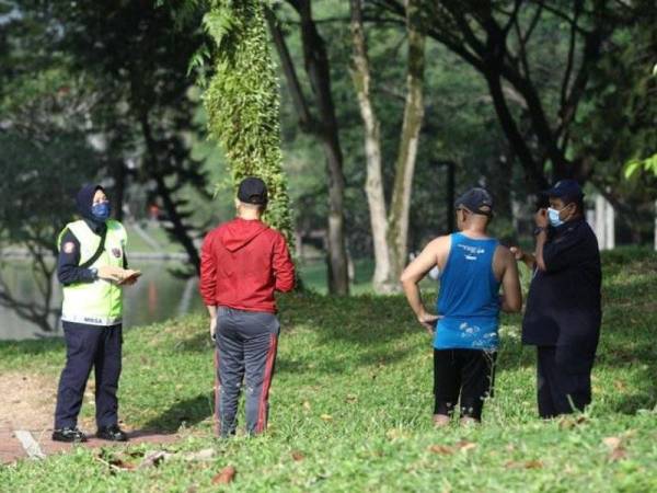 MBSA mengeluarkan sembilan kompaun terhadap individu yang berdegil melakukan aktiviti berjoging di taman awam. 