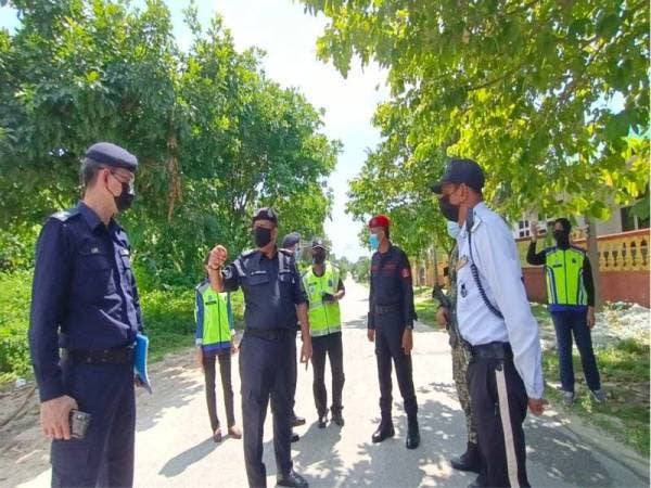 A Asmadi (dua dari kiri) ketika meninjau hari pertama pelaksanaan PKPD di tiga lokaliti dalam DUN Manjoi pada Ahad.