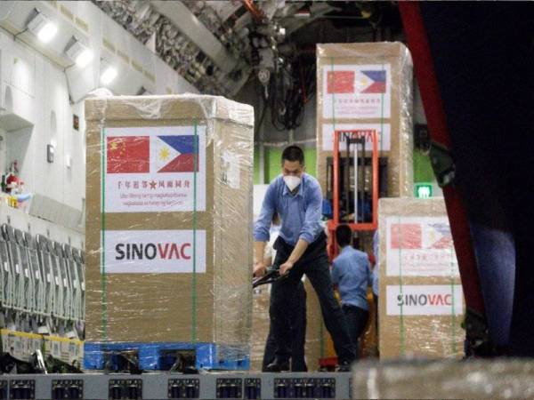 Sebelum ini, China menyumbang satu juta dos vaksin Sinovac kepada Filipina. - Agensi