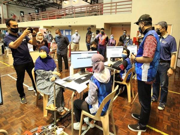 Pusat Pemberian Vaksin (PPV) Universiti Kebangsaan Malaysia (UKM). - Gambar hiasan