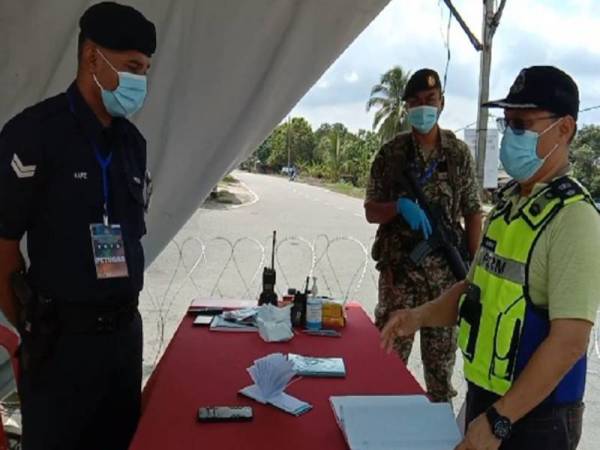 Amran (kanan) ketika meninjau sekitar kawasan PKPD Simpang Juasseh pada Isnin.