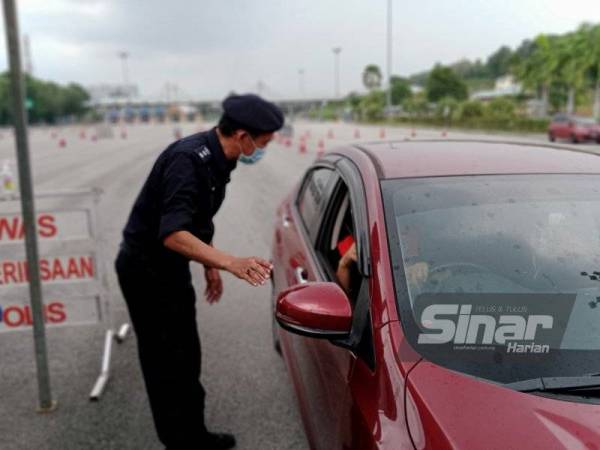 Abdul Khalid memeriksa sebuah kenderaan ketika mengadakan tinjauan di SJR pematuhan SOP PKP 3.0 di Plaza Tol USJ dan Plaza Tol Putra Heights pada Isnin.