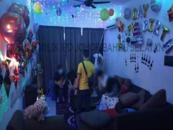 IPD Johor Bahru Selatan menahan tiga lelaki dan seorang wanita yang sedang menyambut hari jadi dalam sebuah apartmen di Jalan Dato Abdullah Tahir, Johor Bahru, pada Ahad.