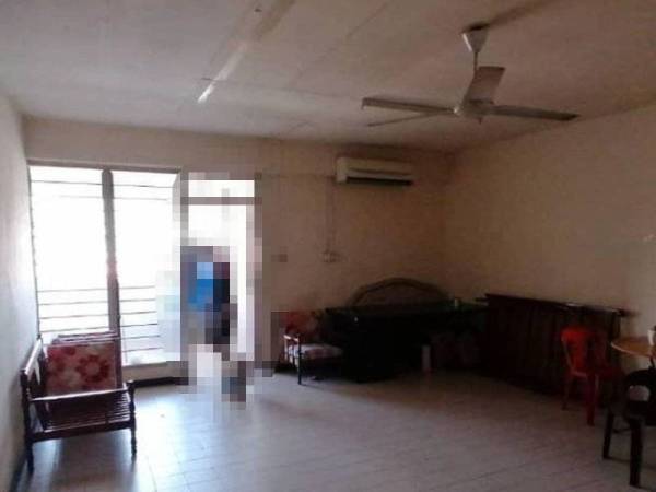 Lokasi seorang lelaki ditemui tergantung oleh teman wanitanya.