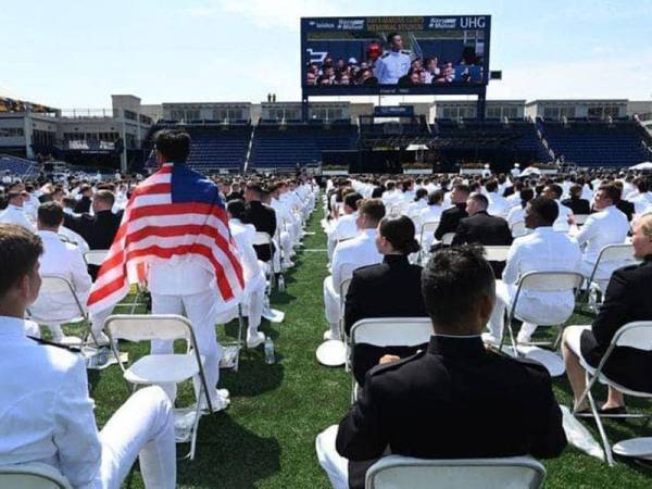 Ahmad Yusuf megah berdiri di antara lebih 1,000 graduan antarabangsa lain sambil meletakkan bendera Malaysia di bahunya.