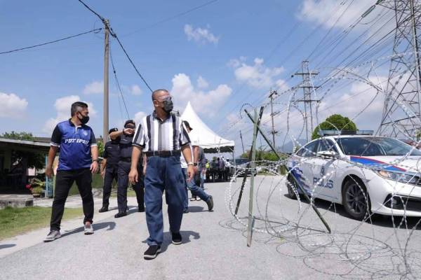 Saarani meninjau pelaksanaan PKPD yang dikuatkuasakan di tiga lokaliti DUN Manjoi iaitu Kampung Dato' Ahmad Said Tambahan 2, Kampung Jelapang Baru dan Kampung Sungai Tapah pada Isnin.