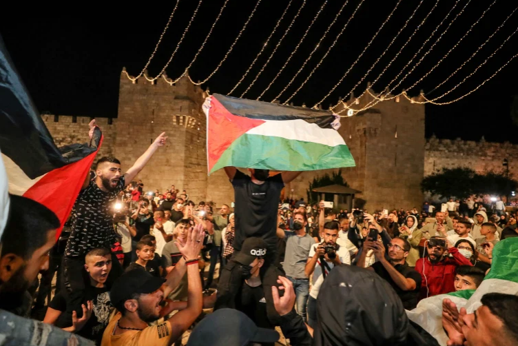 Penduduk Palestin berhimpun di Gerbang Damsyik pada akhir April lalu sebelum pertempuran ganas tercetus di pekarangan al-Aqsa pada akhir Ramadan. - Foto: Agensi