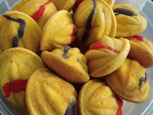 Kuih bahulu strawbery turut mendapat permintaan pelanggan.