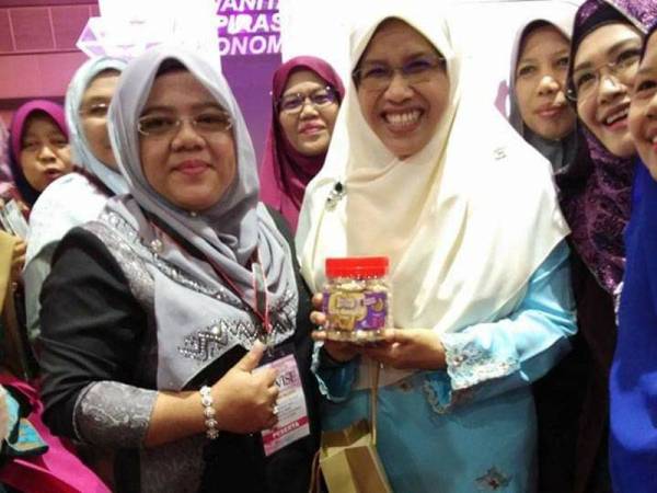 Erni (kiri) bersama Exco Pembangunan Usahawan, Pembangunan Luar Bandar, Desa dan Kampung Tradisi Selangor, Rodziah Ismail ketika mengikuti seminar keusahawan yang dianjurkan.