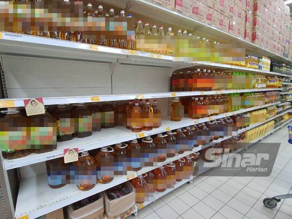 Minyak masak jenis botol 1kg habis dijual ketika tinjauan Sinar Harian di sebuah pasar raya di Kepala Batas.