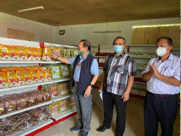 Jeffrey menunjukkan barang makanan yang disediakan di Gapari Foodbank untuk mereka yang memerlukan sepanjang PKP dilaksanakan.