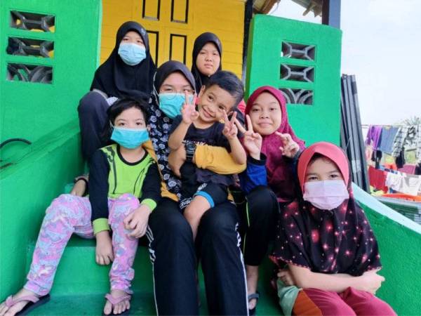 Nurallesyah (tengah) menggalas tugas membesarkan enam adik-adiknya selepas kematian ibu bapa.