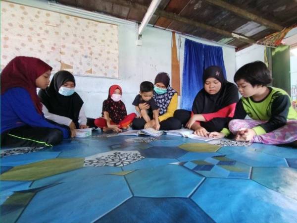 Nurallesyah (tiga, kanan) mahu adik-beradiknya mengutamakan pendidikan bagi menjamin masa depan.