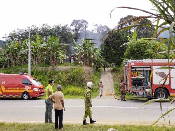 Pasukan bomba terlibat dalam operasi memadam kebakaran akibat kejadian amukan di Kampung Seri Ketengga, Mukim Siong, Baling, Kedah pada Isnin.