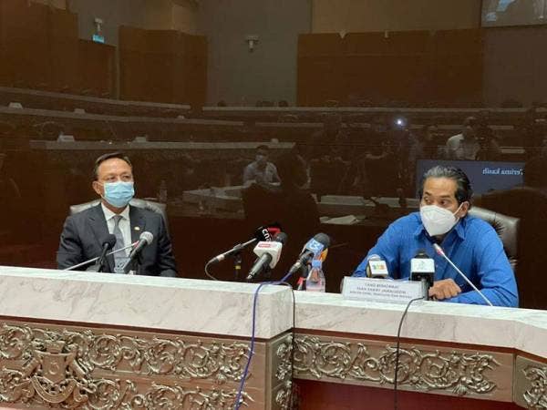 Hasni ( kiri) dan Khairy ( kanan) pada sidang akhbar sempena Mesyuarat Badan Bertindak Program Imunisasi Covid-19 di Kota Iskandar.