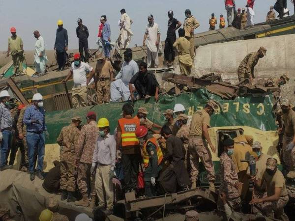 Jumlah korban meningkat setelah pasukan penyelamat mengeluarkan lebih banyak mayat dari gerabak-gerabak yang remuk teruk.