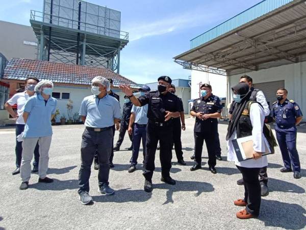 Mohamad Roy Suhaimi (tengah) melakukan pemeriksaan terhadap pematuhan SOP PKP di Kawasan Perindustrian Bemban di Batu Gajah pada Selasa.